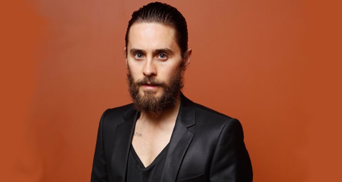 Мужчины-знаменитости, которые постоянно делают макияж глаз 03