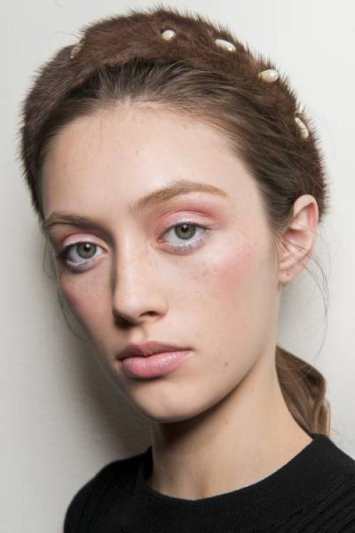 Как правильно наносить тени на карие глаза. Как правильно подбирать оттенки теней?