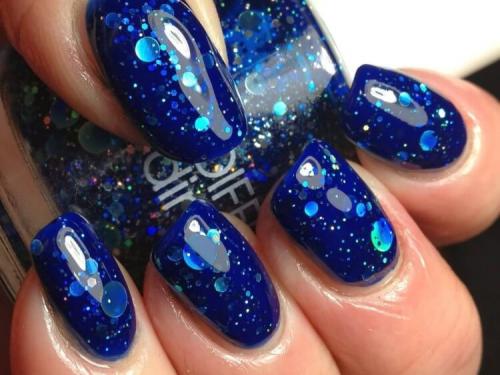 Маникюр желтый с синим. Значение синего цвета маникюра по фен-шуй и цветопсихологии