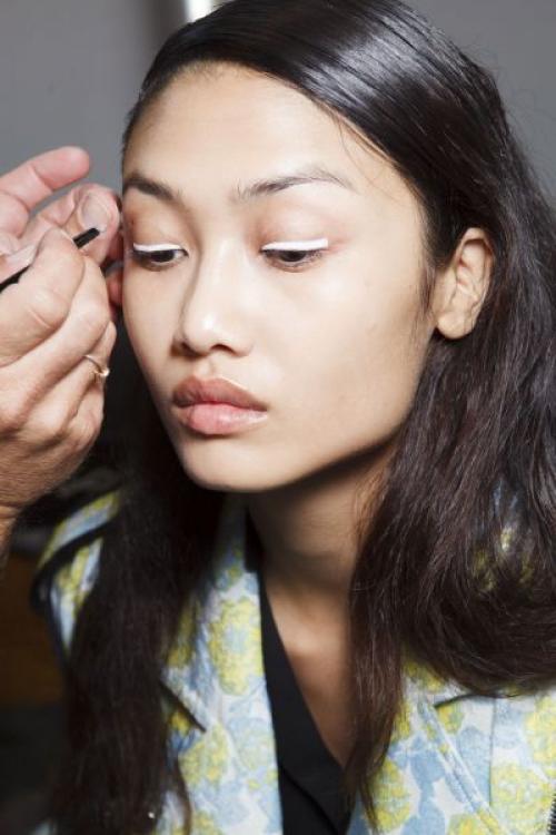 Как пользоваться белым карандашом для глаз? 4 способа