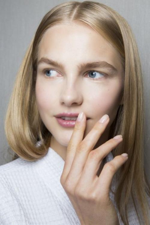 Блестит лицо от тонального крема. Как избавиться от жирного блеска лица?