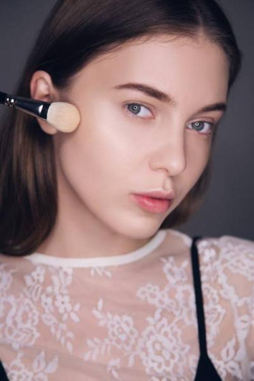 Техника макияжа стробинг нанесение хайлайтера. Макияж-стробинг: техника выполнения