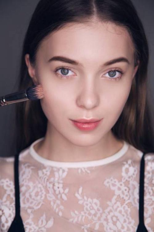 Техника макияжа стробинг нанесение хайлайтера. Макияж-стробинг: техника выполнения