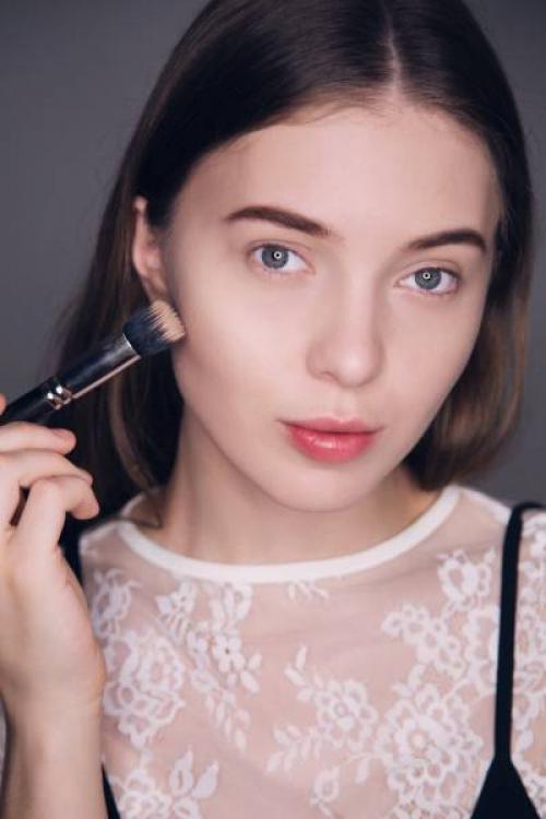 Техника макияжа стробинг нанесение хайлайтера. Макияж-стробинг: техника выполнения