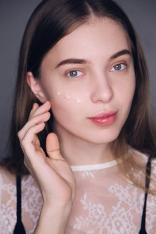 Техника макияжа стробинг нанесение хайлайтера. Макияж-стробинг: техника выполнения