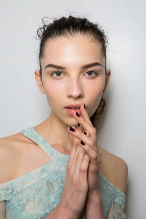 Техника макияжа стробинг нанесение хайлайтера. Макияж-стробинг: техника выполнения