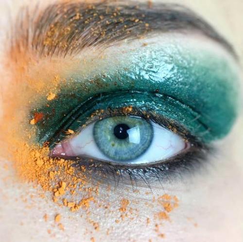 Яркий макияж-креативный. Как сделать креативный макияж с помощью привычной косметики?