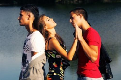 Почему девушки изменяют парням причины. Почему девушка изменила парню: варианты дальнейшего восстановления отношений