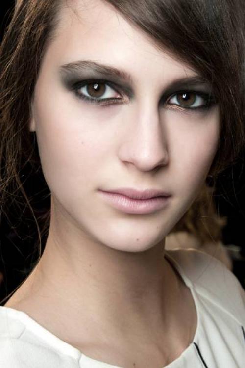 Как правильно наносить тени на карие глаза. Как правильно подбирать оттенки теней?