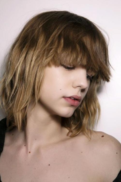 Макияж для девушки с челкой. Правила макияжа для девушек с челкой