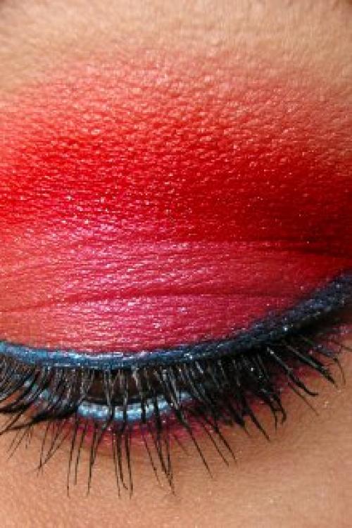 Макияж с красными тенями для карих глаз. Темпераментный взгляд с красными акцентами