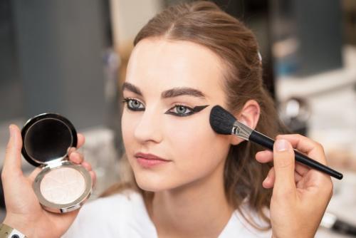 Виды стрелок на глазах подводкой 2019 модная. Асимметрия