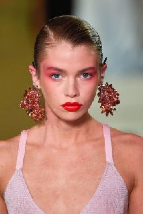 Макияж с красными тенями для карих глаз. Темпераментный взгляд с красными акцентами