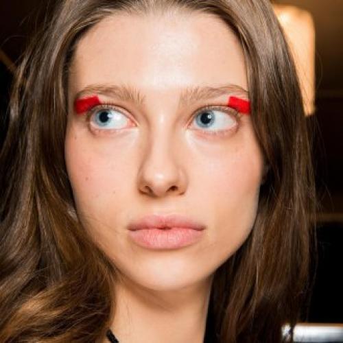 Макияж с красными тенями для карих глаз. Темпераментный взгляд с красными акцентами