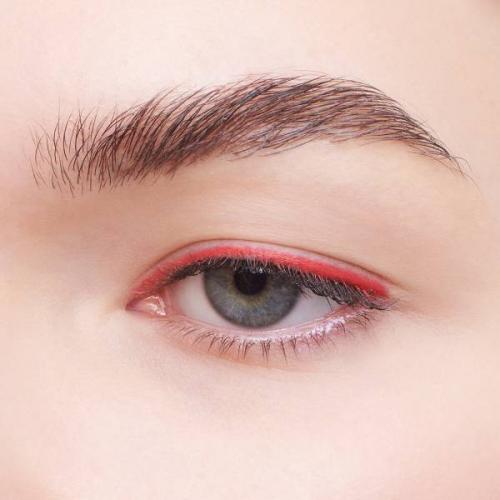 Макияж с красными стрелками для голубых глаз. Огненное шоу: макияж с красными стрелками