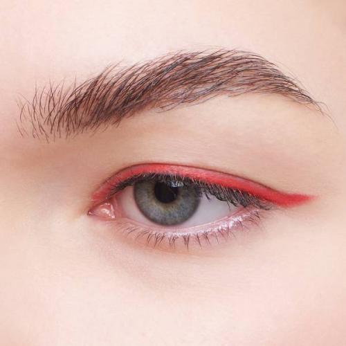 Макияж с красными стрелками для голубых глаз. Огненное шоу: макияж с красными стрелками