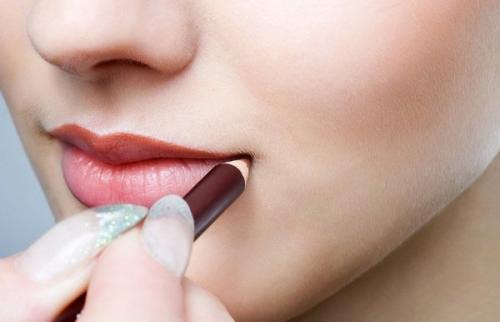 Как правильно наносить матовую помаду на губы, чтобы не было трещин. Чтобы помада не скатывалась и и не растекалась. Советы визажистов