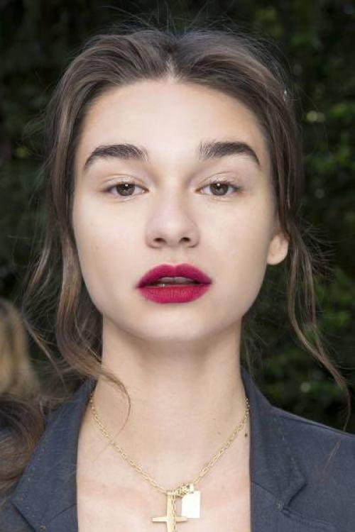 Как правильно наносить матовую помаду мейбелин. Как правильно красить губы матовой помадой?