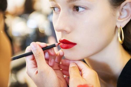 Как правильно наносить матовую помаду мейбелин. Как правильно красить губы матовой помадой?