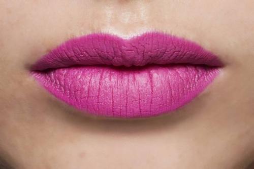 Как правильно наносить матовую помаду мейбелин. Как правильно красить губы матовой помадой?