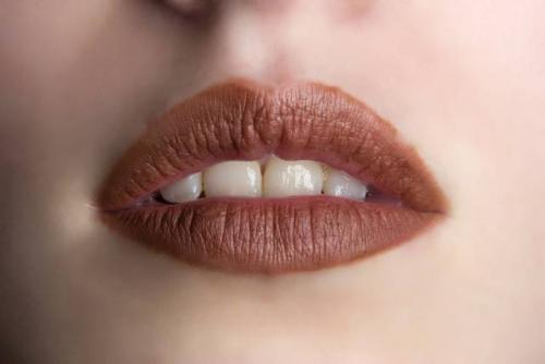 Как правильно наносить матовую помаду мейбелин. Как правильно красить губы матовой помадой?