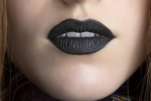 Как правильно наносить матовую помаду мейбелин. Как правильно красить губы матовой помадой?