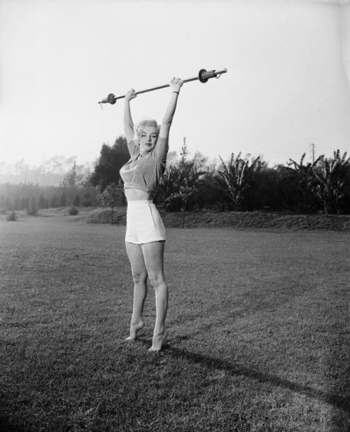 Монро Мэрилин секреты женственности. Секреты красоты и тренировок Мерлин Монро