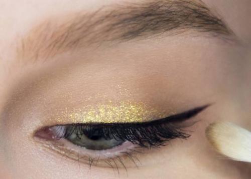Макияж с жидкими золотыми тенями. 3 варианта макияжа глаз с жидкими тенями