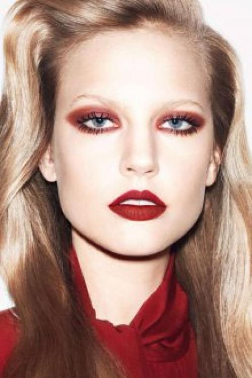 Макияж с красными тенями для карих глаз. Темпераментный взгляд с красными акцентами