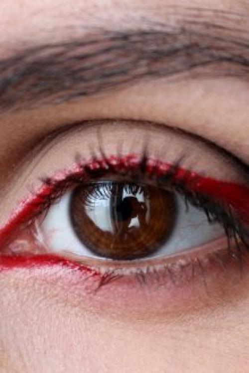 Макияж с красными тенями для карих глаз. Темпераментный взгляд с красными акцентами