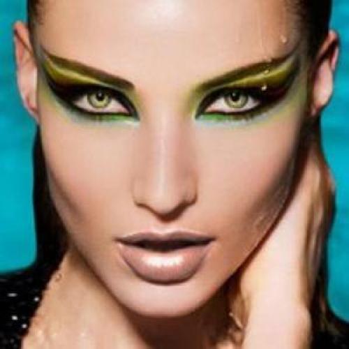 Пот на бровях. Эксперты рассказали о необычных свойствах бровей