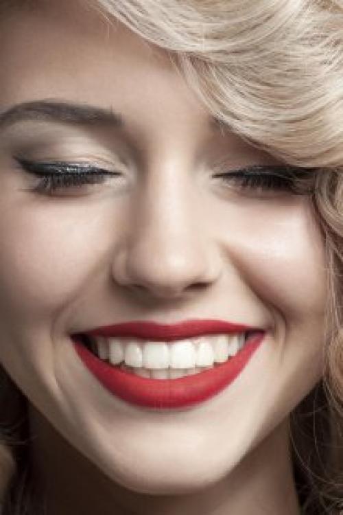 Макияж с красными тенями для карих глаз. Темпераментный взгляд с красными акцентами