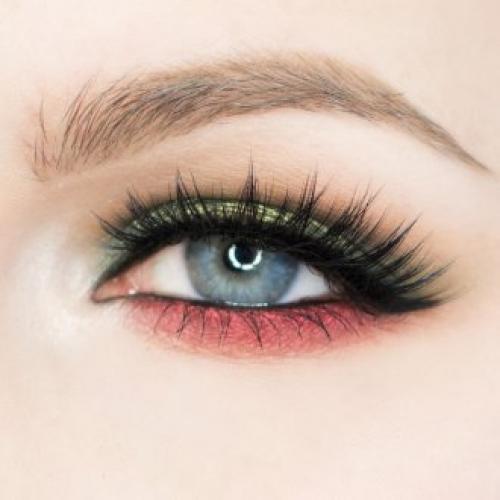 Макияж с красными тенями для карих глаз. Темпераментный взгляд с красными акцентами