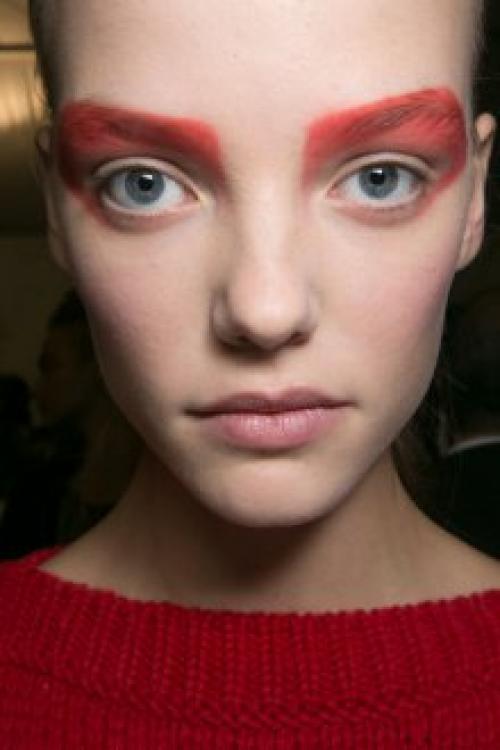 Макияж с красными тенями для карих глаз. Темпераментный взгляд с красными акцентами