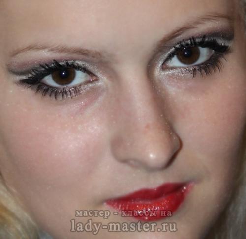 Макияж Снегурочки для карих глаз. Макияж для Снегурочки