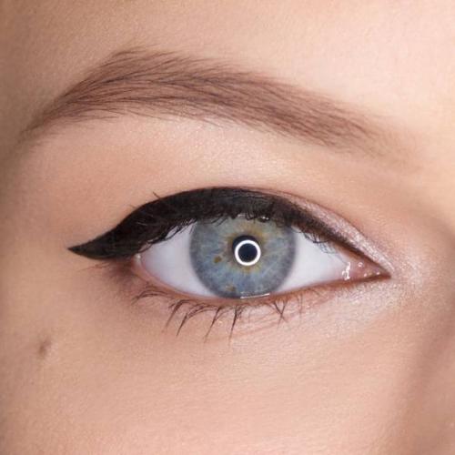 Как рисовать стрелки карандашом для нависшего века. Как сделать стрелки для нависшего века? Фотоинструкция