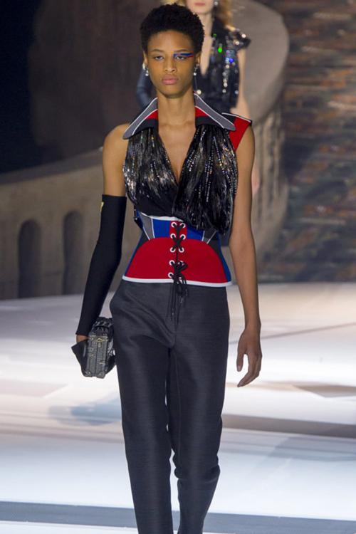 Макияж для асимметричных глаз. Асимметричный макияж для смелых