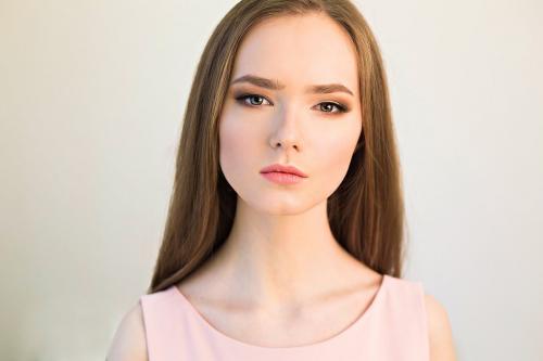 Аккуратные стрелки для нависшего века. Почему непросто рисовать стрелки на нависших веках?