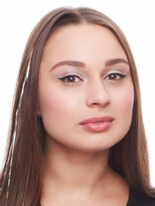 Макияж для Снегурочки в домашних условиях. Макияж для Снегурочки на Новый год: пошаговая фотоинструкция