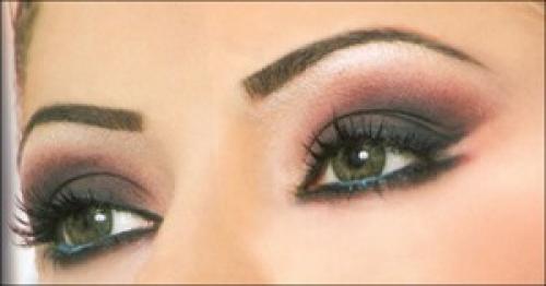 Макияж для серо-зеленых глаз: горечь шоколада или нежность персика?