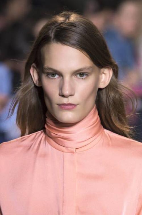 Макияж под пудровое розовое платье. Макияж под розовое платье: основные правила