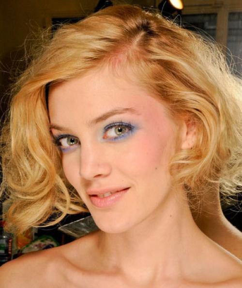 Макияж под бежевое платье пошагово. Какой макияж идеально подойдет к бежевому платью