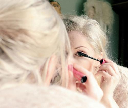 Макияж под бежевое платье пошагово. Какой макияж идеально подойдет к бежевому платью