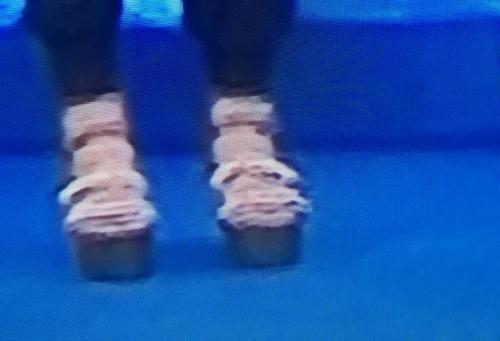 Стилистов Екатерины Андреевой раскритиковали за макияж и одежду ведущей. «Тренировочные штаны и босоножки уборщицы». ФОТО