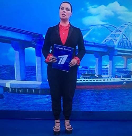 Стилистов Екатерины Андреевой раскритиковали за макияж и одежду ведущей. «Тренировочные штаны и босоножки уборщицы». ФОТО