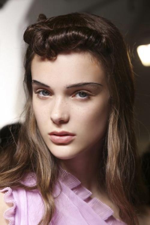 Макияж под пудровое розовое платье. Макияж под розовое платье: основные правила