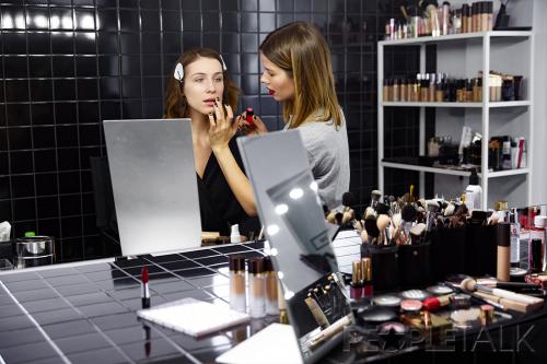 Крыгина хайлайтер. Личный опыт: зачем наносить хайлайтер на уши и румяна на губы?