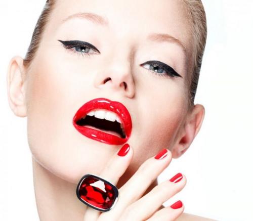 Стрелки и красная помада стиль. Макияж с красной помадой и стрелками