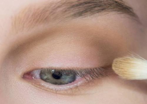 Как наносить жидкие блестящие тени. 3 варианта макияжа глаз с жидкими тенями