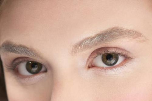 Как правильно красить брови тенями для бровей. Как накрасить брови тенями: поэтапная инструкция